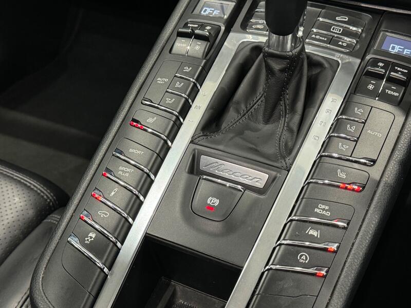 PORSCHE MACAN