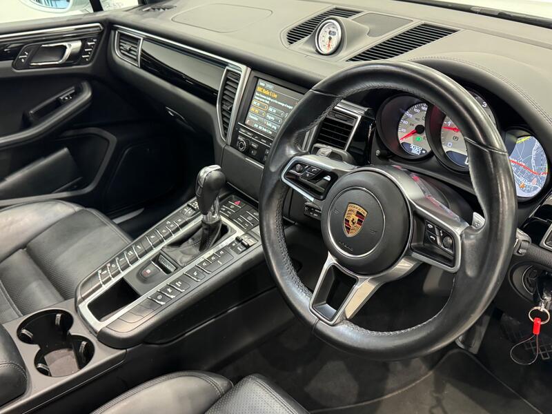 PORSCHE MACAN