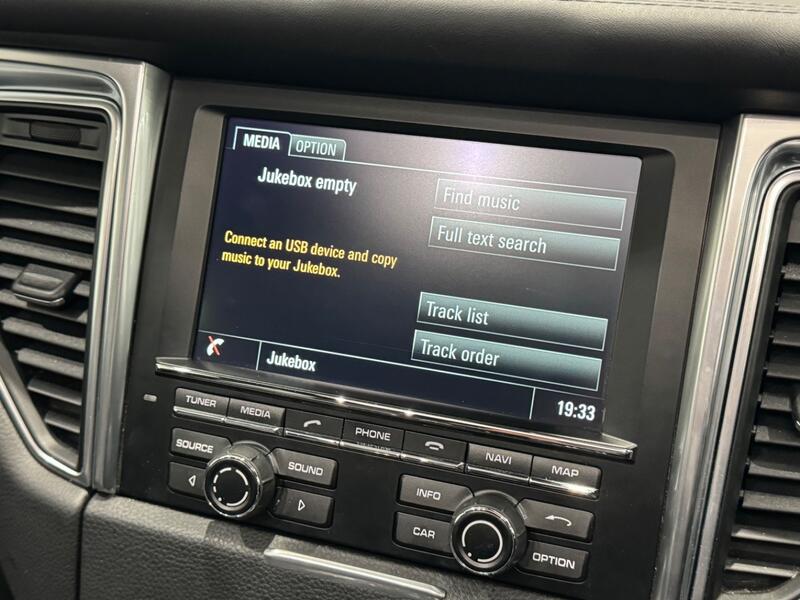 PORSCHE MACAN