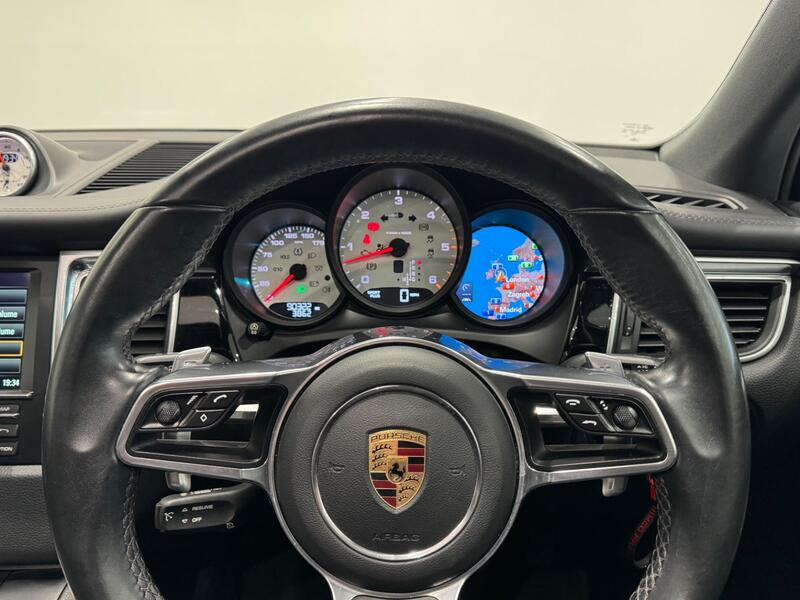 PORSCHE MACAN