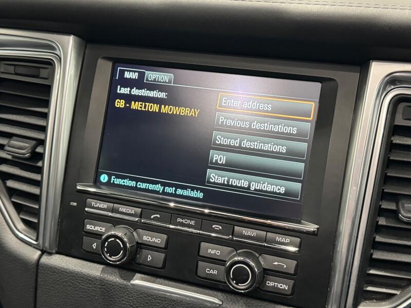 PORSCHE MACAN