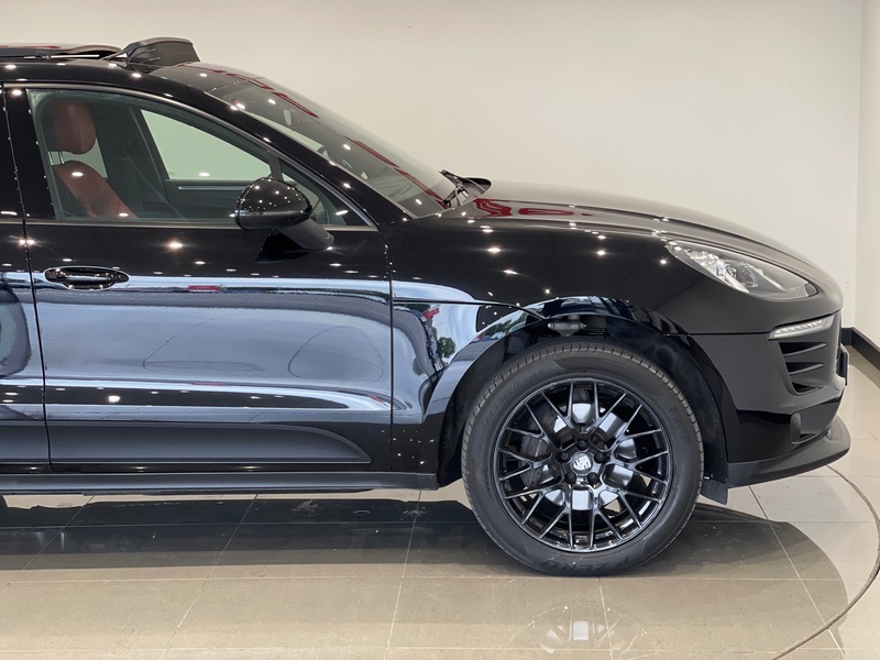 PORSCHE MACAN