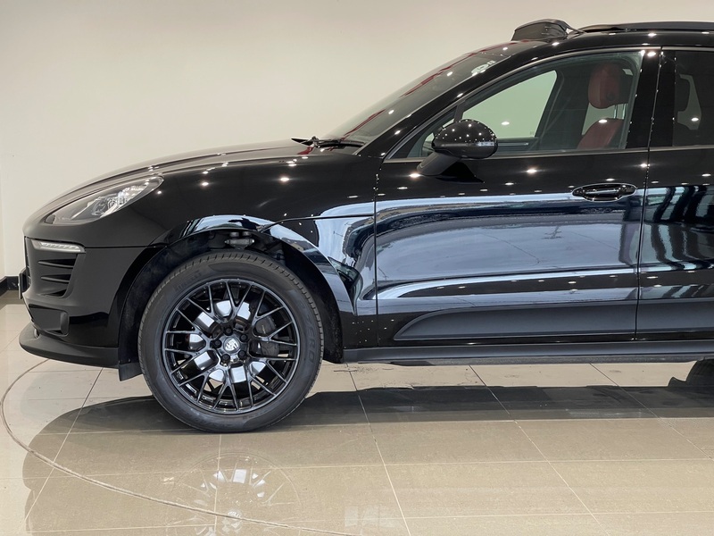 PORSCHE MACAN